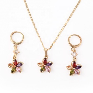 Parure de bijoux plaqué or avec fleurs en zircon cubique, boucles d'oreilles pendantes et collier assorti pour femme, ornements floraux en cristal - Product Image 2