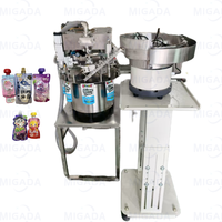 Automatische zakjesafvulmachine voor staande zuigzakken met dop, geschikt voor melk, sap, dranken en andere vloeistoffen.