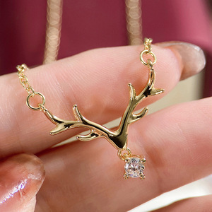 Collana con Ciondolo a Forma di Corna di Renna per Natale, Gioiello Elegante a Quattro Punte per Donna - Product Image 2
