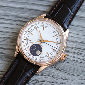 Nuovo Modello di Orologio da Uomo Tutto in Oro Rosa e Oro Rosso con Tecnologia Avanzata, Cinturino in Pelle Italiana Nera e Fasi Lunari - Product Image 1