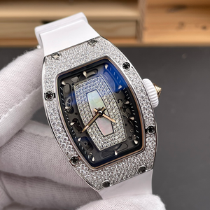 Montre mécanique sportive pour homme avec un design unique serti de diamants et un bracelet de haute qualité. - Product Image 3