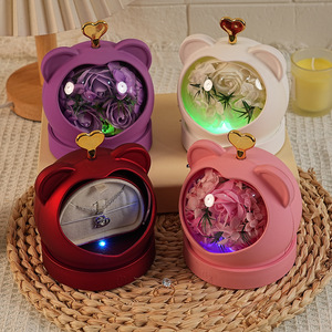 Nouvel Arrivage Boîte à Bijoux en Forme d'Ours avec Roses de Savon, LED et Musique, Boîte à Bague Rotative avec Fleurs, Cadeau Romantique pour Femme, Idéal pour Demande en Mariage - Product Image 1
