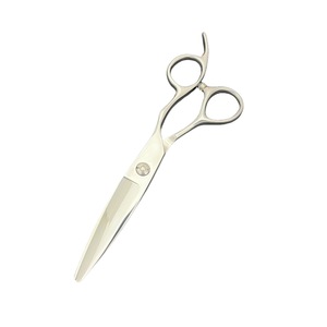 กรรไกรตัดผมแบบญี่ปุ่น ขนาด 6 นิ้ว ตัดได้กว้าง สำหรับช่างผมมืออาชีพ ใช้สำหรับคนถนัดขวา ผลิตจากสแตนเลส อุปกรณ์เสริมสวย - Product Image 2