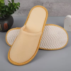 란베이 옐로우 브러쉬드 패브릭 일회용 호텔 슬리퍼 및 세면도구 용품 - Product Image 2