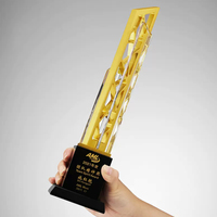 Vente en gros Logo personnalisé Trophée d'escalier en métal cristal Nouveau design créatif Base noire Verre Cadeau Gravure laser Souvenir K9