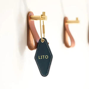 Креативный персонализированный брелок для ключей из искусственной кожи с ромбовидным тиснением, гравировкой и золотым напылением для роскошных отелей - Product Image 3