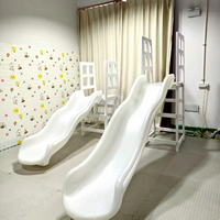 Toboganes de piscina de Bolas de plástico blanco para interiores de lujo comercial toboganes de PISCINA DE BOLAS de doble carril para fiesta de niños Juego suave para ocasiones escolares
