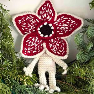 Flor comedora de hombres tejida a mano, estambre rojo, adornos tempestuosos de la historia extraña, muñeca gris RY-QT-014 - Product Image 2