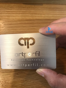 Kartu Keanggotaan Bisnis Logam Baja Warna Emas dan Hitam - Product Image 5