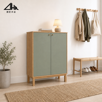Armoire haute vert sauge et chêne avec deux portes pleine hauteur pour l'entrée et le couloir, à assembler soi-même