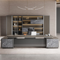 Bureau de direction moderne de luxe de grande taille à tons sombres personnalisable avec un large bureau et un cabinet