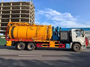 รถดูดสิ่งปฏิกูลอีซูซุ 6x4 พร้อมเครื่องฉีดน้ำแรงดันสูง, เครื่องยนต์ขับเคลื่อนพร้อมปั๊มโรตส์นำเข้าสำหรับงานเหมืองและงานท่อระบายน้ำ, รถดูดสิ่งปฏิกูล - Product Image 2
