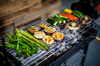 Barbecue Foukou chypriote traditionnel avec plusieurs brochettes et rôtissoire électrique pour la cuisson en extérieur dans la cour