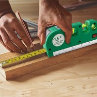 Niveau laser vert rechargeable OEM avec ruban à mesurer, ligne croisée, angle droit, outil de nivellement multifonctionnel pour la décoration intérieure