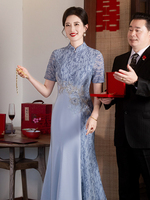 Robe de soirée formelle moderne personnalisée style Qipao Cheongsam avec dentelle florale, col montant, manches courtes, taille asymétrique ornée de perles et appliqués
