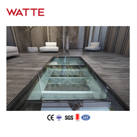 Fenêtre de toit marcheable en verre trempé haute résistance, design moderne, cadre sécurisé pour l'accès à la lumière du jour, lucarnes verticales automatiques