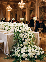Chemin de table artificiel haut de gamme moderne blanc et bleu avec roses, hortensias et delphiniums pour la décoration de table de cérémonie de mariage