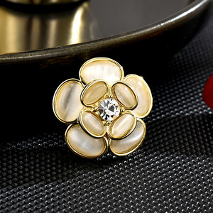 XILIANGFEIZI Nuevo Broche de Cristal Ojo de Gato con Hebilla Magnética Antiluminiscente de Camelia para Abrigo con Accesorios al por Mayor - Product Image 1