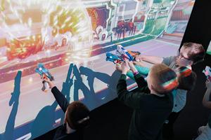 Kommerzielles Interaktives Indoor-Projektions-Schießspielgerät Infrarot-Laserpistolen-Simulator für Freizeitparks und Schießstände - Product Image 2