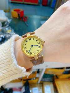 นาฬิกาจักรกลอัตโนมัติที่ทันสมัยและหรูหรา หน้าปัดสีเบจ สายหนังวัวลายจระเข้ ประดับด้วยสปิเนลสังเคราะห์สีน้ำเงิน - Product Image 4