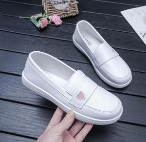 รองเท้าทํางานลําลองสตรีพื้นนุ่มสีขาวระบายอากาศได้สบายและไม่ลื่น พื้นเรียบ ขายส่งรองเท้าเดี่ยวตามฤดูกาล - Product Image 6