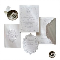 Cartes d'invitation de mariage personnalisées de luxe classiques gaufrées avec impression numérique sur papier offset pour des mariages élégants