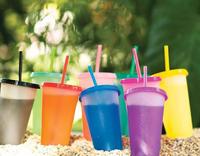Gobelets froids en plastique réutilisables populaires d'été avec couvercles et pailles pour adultes et enfants Fête