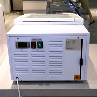 Petite vitrine réfrigérée verticale pour la présentation de gelato, de crème glacée et de sucettes glacées