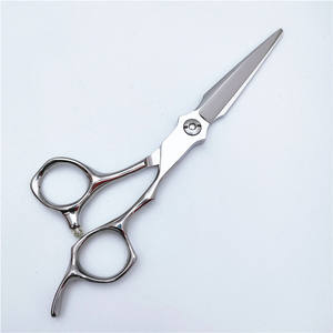 Ciseaux à cheveux Inoue Kagaku 62 mm en acier inoxydable 440C pour droitiers, usage beauté C334 - Product Image 4