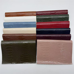 Cuir PU gaufré effet crocodile brillant avec texture contrôlée pour la production de chaussures et de sacs à main - Product Image 3