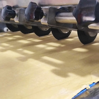 Ligne de production de croissants entièrement automatique industrielle, machine à façonner les croissants, machine à former les croissants