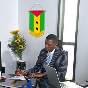 Bandera Nacional de Santo Tomé y Príncipe con borlas 20X30cm está dispuesta en la esquina del café - Product Image 5