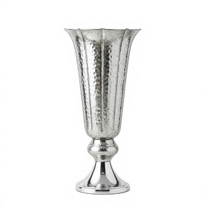 Vase trompette en laiton martelé, fait main, moderne, écologique, base antidérapante, forme conique, cannelé, pour la maison, les mariages et les espaces de vie - Product Image 1