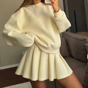 Nouvel Arrivage Ensemble Sportif Femme Quotidien en Coton French Terry avec Sweat-shirt Col Rond Épaules Tombantes et Jupe Plissée - Product Image 2