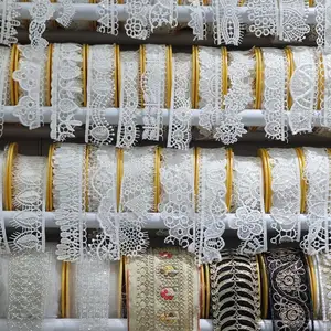 Adorno de encaje e de poliéster blanco bordado de fábrica para decoración de accesorios de ropa