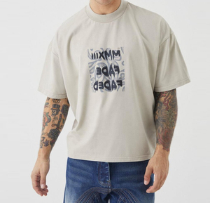 เสื้อยืดโอเวอร์ไซส์ผู้ชายคุณภาพสูง พิมพ์ลายแบบเรียบ พร้อมโลโก้สั่งทำ ขายส่ง OEM เนื้อผ้าฝ้ายนุ่ม ระบายอากาศได้ดี - Product Image 1
