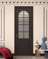 Porte en bois à charnières de style médiéval noir et blanc, porte simple battante, arc circulaire, ligne de boucle profonde, verre dépoli
