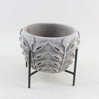 Vente en gros de pot de ciment de fleur de jardin décoratif pour la maison support en bois design vintage antigel pour l'hiver pour la plantation suspendue au centre commercial