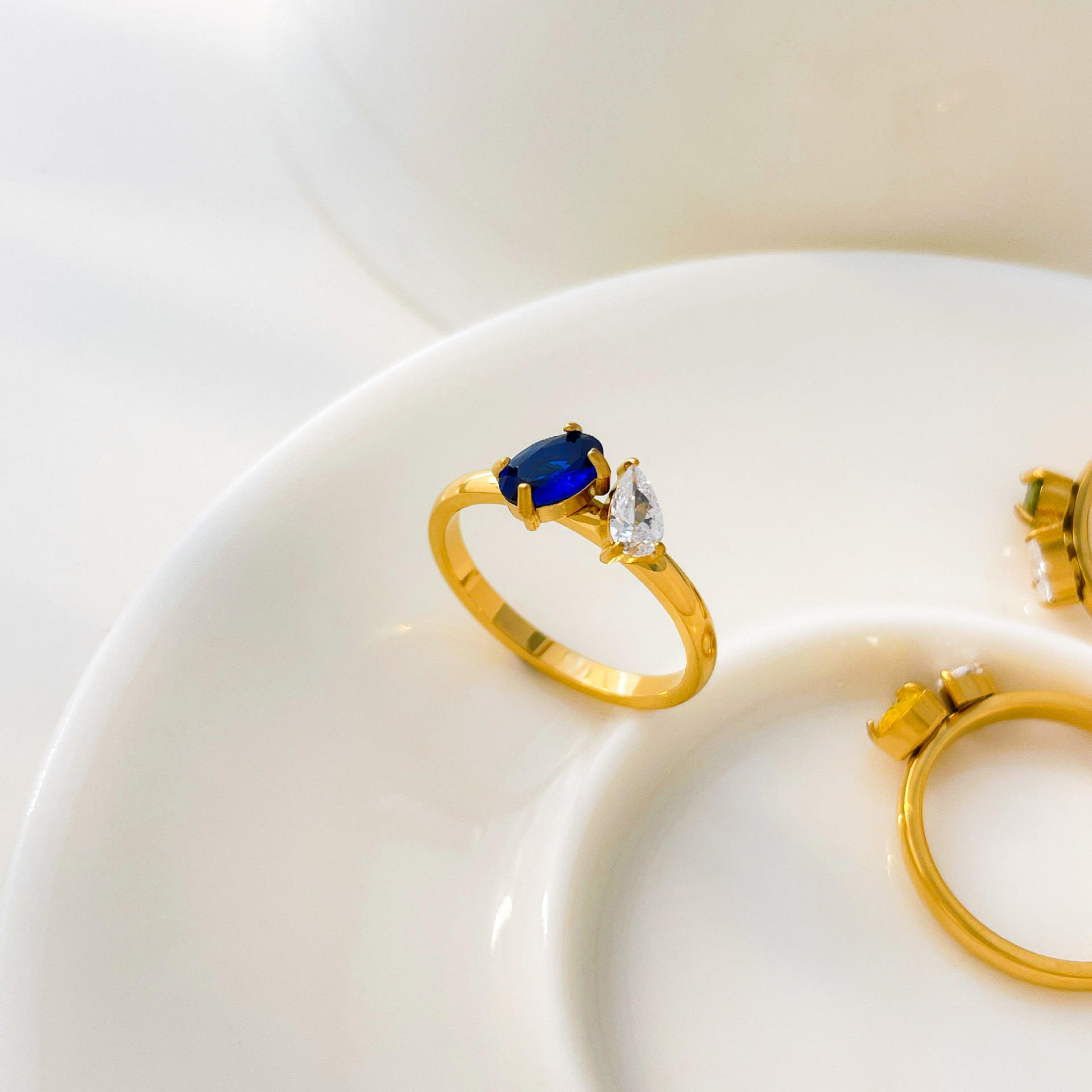 สีน้ำเงินเข้ม + ขาว