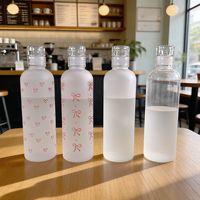 Bouteille d'eau en plastique transparente écologique de 500 ml avec couvercle à nœud Kawaii, idéale pour la boisson directe lors de vos activités sportives, scolaires ou de camping en extérieur.