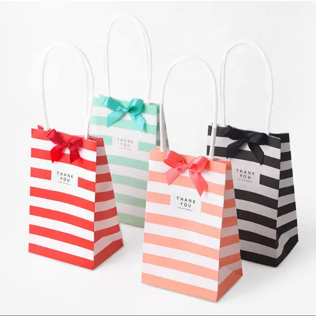 हैंडल के साथ आभूषण पैकेजिंग के लिए व्यवसाय नाम के साथ कस्टम मुद्रित लक्जरी छोटे पुनर्नवीनीकरण शॉपिंग बैग उपहार पेपर बैग