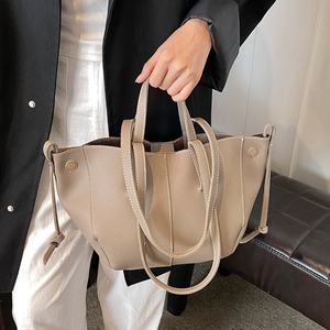 Nouveau Sac Fourre-tout Femme en Cuir PU Tendance, Sac à Bandoulière Hobo Surdimensionné de Haute Qualité avec Pompon, Sacs Fourre-tout Haut de Gamme pour Femmes - Product Image 3