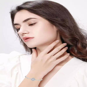 Brazalete Ajustable de Plata <span class=keywords><strong>con</strong></span> Trébol Infinito para Hermana, Mejor Amiga, Hija, Mamá, Abuela, Nieta, Suegra - Product Image 3