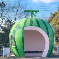 Sculpture de maison en résine sur mesure de grande taille en forme de fruit pour la décoration extérieure des parcs d'attractions