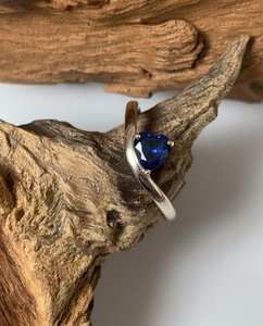 Bague minimaliste en or blanc 14 carats avec pierre précieuse naturelle / diamant de laboratoire en forme de cœur - Product Image 5