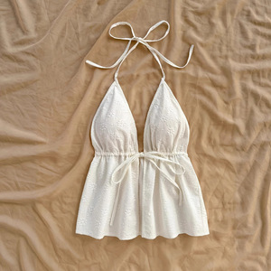 Débardeur blanc en polyester pour femme, col en V, dos nu, en tissu texturé Dobby, idéal pour les fêtes, les festivals et les rendez-vous - Product Image 4