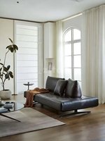 Sofa Minimalis Retro Italia Tiga Dudukan untuk Ruang Tamu Bisnis, Rangka Logam Tripod, Bantalan Kulit Berlapis Lilin Dua Sisi, Sandaran Stainless Steel