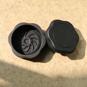 Broyeurs à herbes en silicone personnalisés en 2 parties avec compartiment intégré pour le broyage du tabac et des fleurs, et pour le papier à rouler les cigarettes - Product Image 3