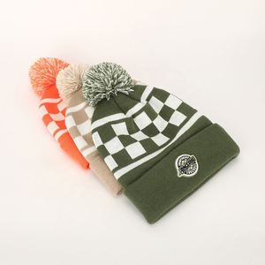 Gorro de punto de calavera de esquí de invierno de alta calidad personalizado OEM, gorro Bobble con logotipo de parche de PVC, gorro con pompón a cuadros de Jacquard Acrílico - Product Image 4