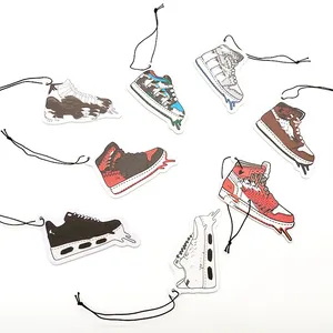 Spot all'ingrosso AJ scarpe sneaker mini ornamenti auto specchietto retrovisore profumo diverso carta deodorante per auto in magazzino